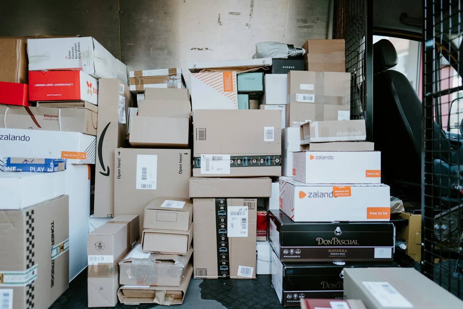 Envoi de colis : DHL ou Hermes, quelle appli moins chère ?
